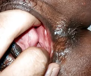 Kelly Wells munge grande gallo nero