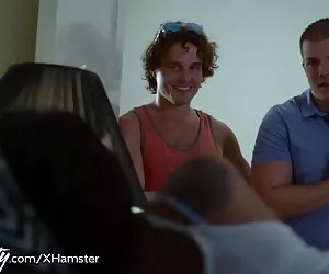 2 ragazze con tette enormi esplorare il cazzo in lingerie masturbazione con la mano