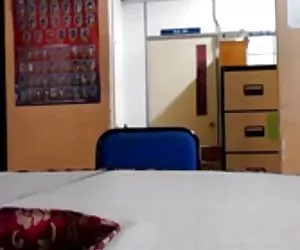 Cutie succhia due membri e di deglutizione di sperma