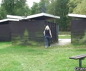 metraggio reale voyeur da una telecamera spia nel solarium