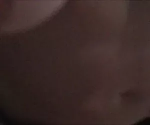 Nikita Denise che ruota intorno a un'enorme facciale sperma