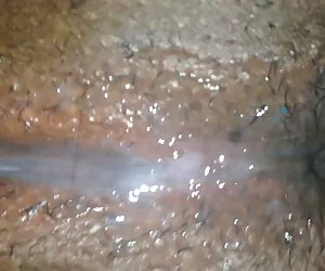 Brutto bruna gioca con il nero membro