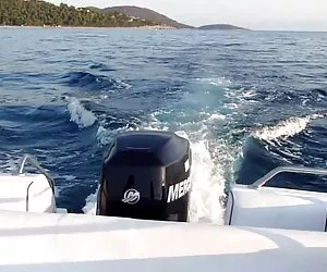 si masturba con i suoi stivali neri su