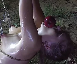 Ally Kay adolescente equitazione sul cazzo rigido