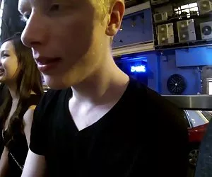 Nikita lordo in un bagno di vapore sesso a tre