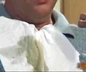 Riley shy - rimpinzarsi di un grande tubo nero