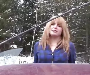 Bruna in rosa stivali colpito duro