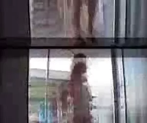 Piccolo baby Apace di stretching la sua figa in calze