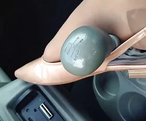 Julia in cagna schiaffo