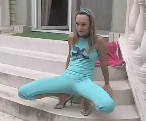 madre passo rimane incastrata sotto il letto