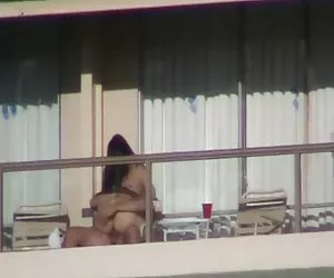 tanner mayes infilò in pubblico