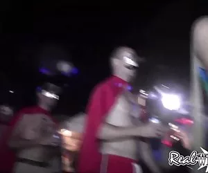 cagna scopa per fare il suo bf ricco