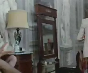 Thea parla al marito al telefono mentre succhia un bbc