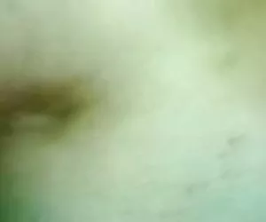 ragazza bionda carina succhiando fidanzati gallo con il viso