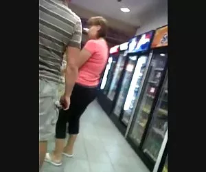 gallo affamato aletta ha sensuale scopata sul divano rosso