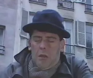 due Puma scopa un giovane