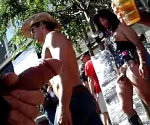 footsie nascosto nella libreria, ha bisogno di tempo, ma lei gli piace