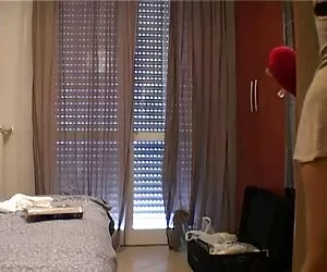 fresco giovane fronte ottiene il clitoride in giro con un vibratore