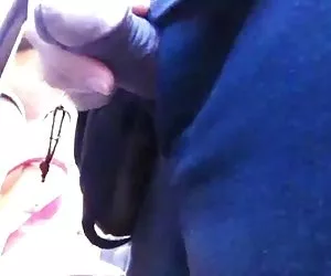 bruna in calze colorate si masturba con un giocattolo piccolo