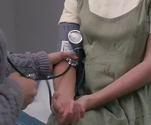 cornea bionda lecca le dita la figa bagnata della sua amica