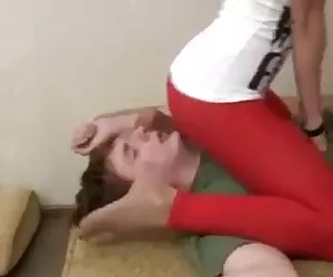 Lei prende lui si masturba in auto, aiuta a finirlo!