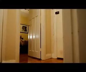 olivia peloso pulisce la cucina.