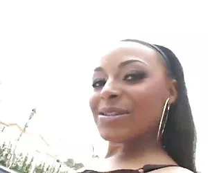 teen si sveglia cornea e gioca con il suo grande labias mondolabia