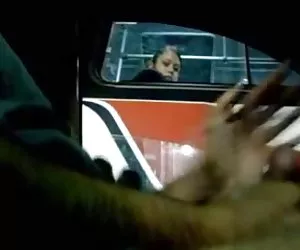 Bionda in lattice gioca con un dildo.