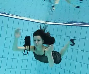 Kat brutalmente scopata da tre ragazzi grandi