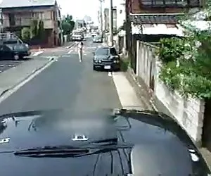 Cumming sulla cute una donna delle pulizie