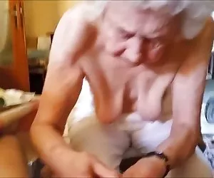 Umida e lubrificata busty bikini mamme giocano nell'anima