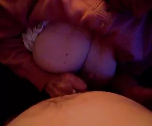 Bruna con grandi tette ottiene un duro Anale cazzo