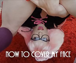 Una giovane ragazza in calze sexy di cazzo di scena