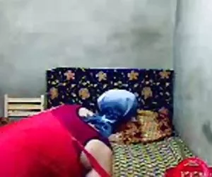 cam nascosta spogliatoio - bruna in topless con tette belle