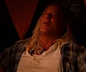 rossa tettona succhia e cavalca un gallo bianco grasso sul letto