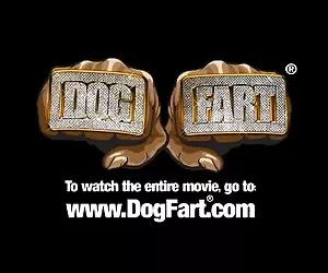 Brunette con tette piccole scopata sul divano