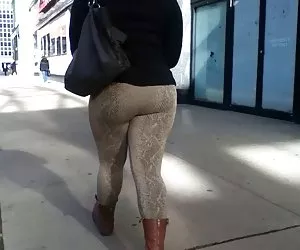 milf scopa e succhia nel bagno pubblico di stallo