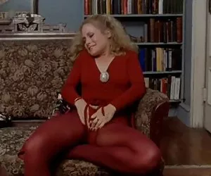 si allena una ragazza con la supervisione della donna matura