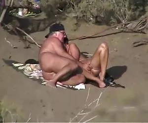 proprietario del Club scopa due ragazze brilla