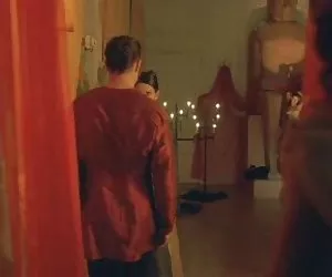 bionda donzella su un cleavegagged di stringa associato montata P90