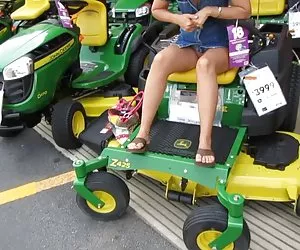 moglie sexy strofina la figa attraverso le sue mutandine