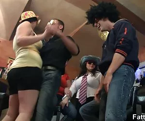 bionda gang bang da un gruppo di uomini anziani