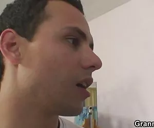 70 vecchio rudere 69 con giovane bruna puttana