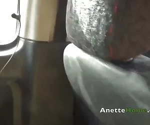 nue dans ma voiture sur l autoroute en cam2cam