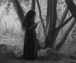 bionda a piedi nudi, figlio del suo papà zucchero a cavallo su un letto