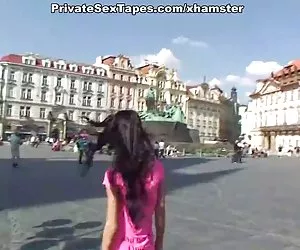 bordatura di sexy culo nudo sulla grande gallo sulla cornea closeups