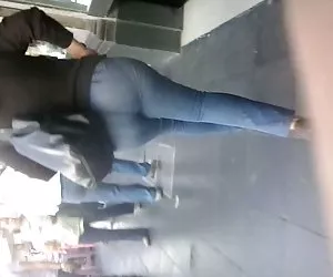 lo mueve rico la madura mientras camina