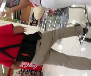 bellezza latina con curve sexy e phat culo stretto uniforme