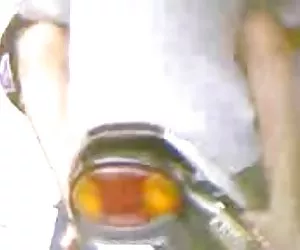 splendida giovane dea cardatura schiava