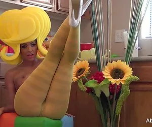 dietro le quinte con abigail su un cartone animato insieme